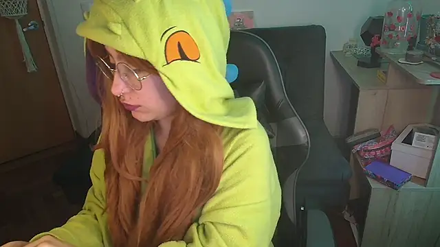 Snapshot of Miacatsito3 chatting on November 7, 2025, 8:35 pm Miacatsito3 online show from November 7, 2025, 8:35 pm