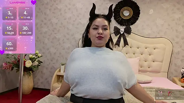Snapshot of CurvyAleya chatting on October 17, 2025, 10:44 pm CurvyAleya online show from October 17, 2025, 10:44 pm