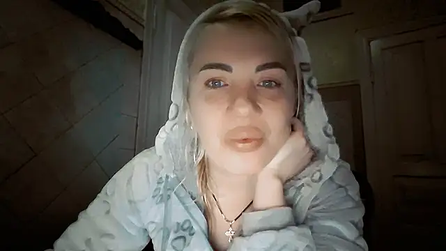 EmmaCat  online show from February 14, 2026, 4:18 pm