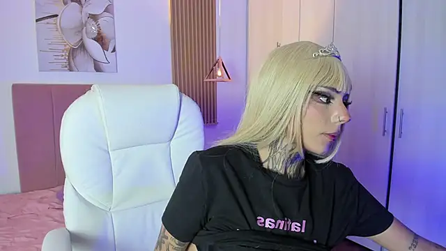 Snapshot of KoraRousee chatting on September 19, 2025, 1:04 pm KoraRousee online show from September 19, 2025, 1:04 pm