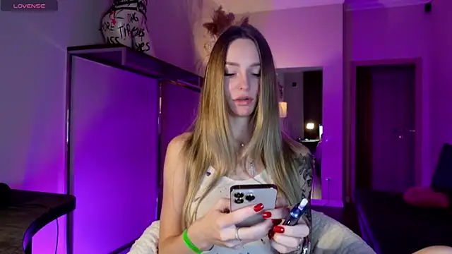 Snapshot of Melloudy chatting on October 20, 2025, 5:42 am Melloudy online show from October 20, 2025, 5:42 am