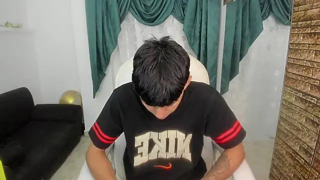 Snapshot of Axeel_Boy chatting on October 18, 2025, 4:20 pm Axeel Boy online show from October 18, 2025, 4:20 pm