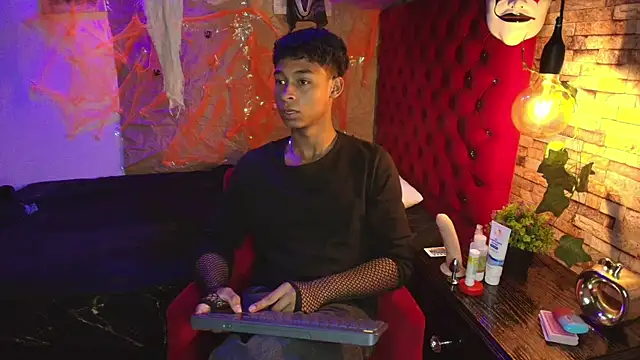 Snapshot of CoffeNaughty_nom chatting on November 4, 2025, 3:43 am CoffeNaughty nom online show from November 4, 2025, 3:43 am