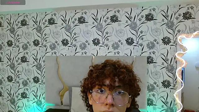 Snapshot of YESSY_TAY chatting on October 2, 2025, 7:28 pm YESSY TAY online show from October 2, 2025, 7:28 pm
