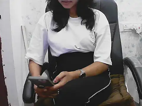 Snapshot of short_girl_ chatting on February 25, 2026, 5:57 pm short girl online show from February 25, 2026, 5:57 pm