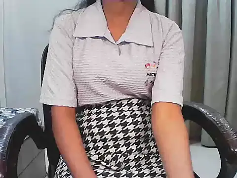 Snapshot of short_girl_ chatting on November 16, 2025, 4:45 pm short girl online show from November 16, 2025, 4:45 pm