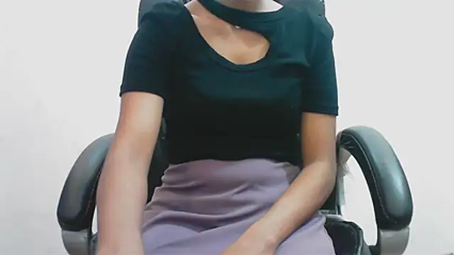 Snapshot of short_girl_ chatting on May 19, 2026, 5:09 pm short girl online show from May 19, 2026, 5:09 pm