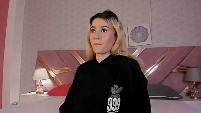 Snapshot of ChloeLaurentt chatting on December 3, 2025, 12:59 pm ChloeLaurentt online show from December 3, 2025, 12:59 pm