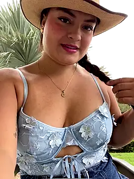 Snapshot of ItsKari chatting on October 14, 2025, 2:07 pm ItsKari online show from October 14, 2025, 2:07 pm