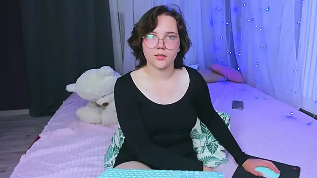 Snapshot of -SweetLili chatting on September 21, 2025, 12:43 pm -SweetLili online show from September 21, 2025, 12:43 pm