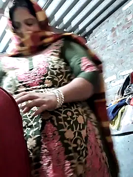 Snapshot of Mmm143 chatting on December 18, 2025, 4:39 am Mmm143 online show from December 18, 2025, 4:39 am