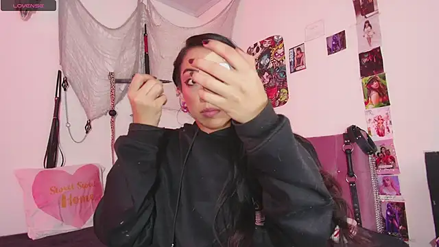 agathaaiko6 online show from December 3, 2025, 12:55 am