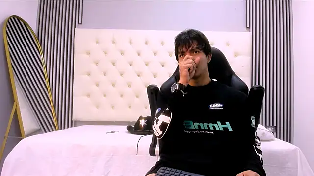 Snapshot of toji_luxxer chatting on December 5, 2025, 3:49 am toji luxxer online show from December 5, 2025, 3:49 am