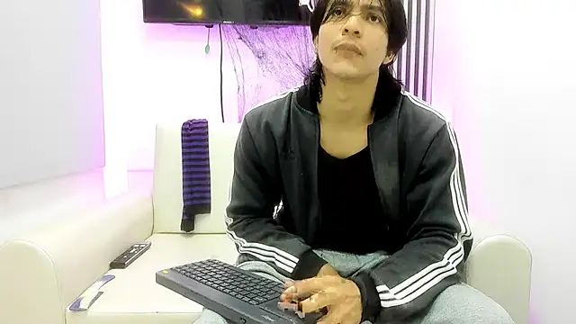 Snapshot of toji_luxxer chatting on October 28, 2025, 9:03 pm toji luxxer online show from October 28, 2025, 9:03 pm