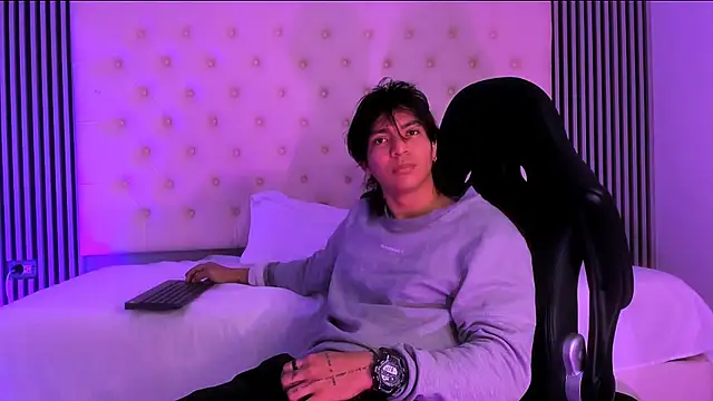 Snapshot of toji_luxxer chatting on November 11, 2025, 10:04 pm toji luxxer online show from November 11, 2025, 10:04 pm