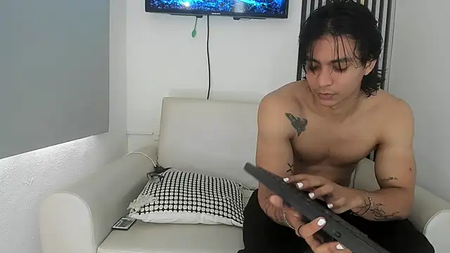 Snapshot of toji_luxxer chatting on October 17, 2025, 1:35 pm toji luxxer online show from October 17, 2025, 1:35 pm