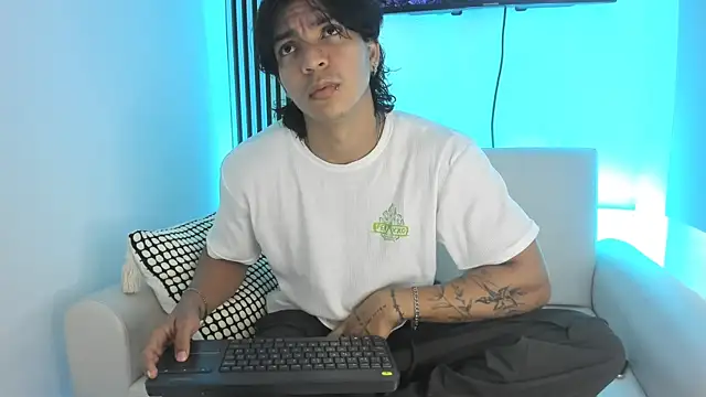 Snapshot of toji_luxxer chatting on September 26, 2025, 1:18 pm toji luxxer online show from September 26, 2025, 1:18 pm