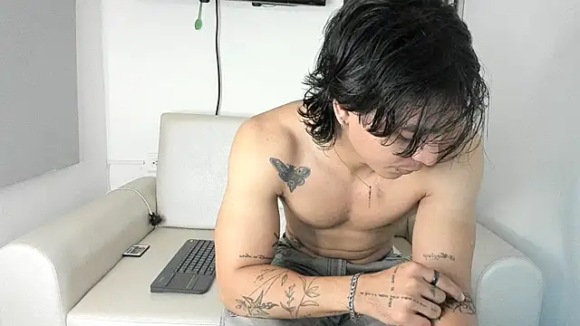 Snapshot of toji_luxxer chatting on October 21, 2025, 2:33 am toji luxxer online show from October 21, 2025, 2:33 am