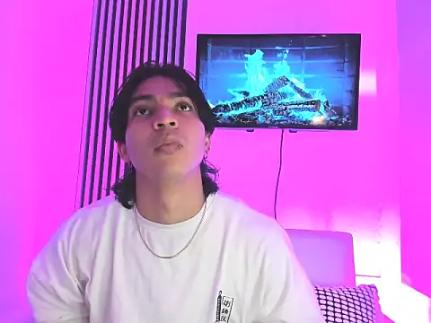 Snapshot of toji_luxxer chatting on September 21, 2025, 10:15 pm toji luxxer online show from September 21, 2025, 10:15 pm