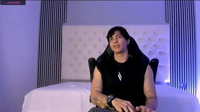 Snapshot of toji_luxxer chatting on December 3, 2025, 4:13 am toji luxxer online show from December 3, 2025, 4:13 am