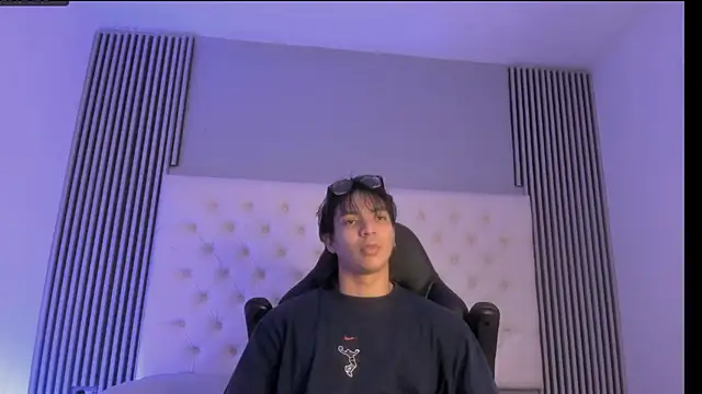 Snapshot of toji_luxxer chatting on November 24, 2025, 2:44 am toji luxxer online show from November 24, 2025, 2:44 am