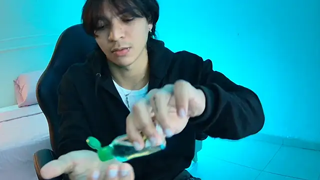 Snapshot of toji_luxxer chatting on September 17, 2025, 12:07 pm toji luxxer online show from September 17, 2025, 12:07 pm