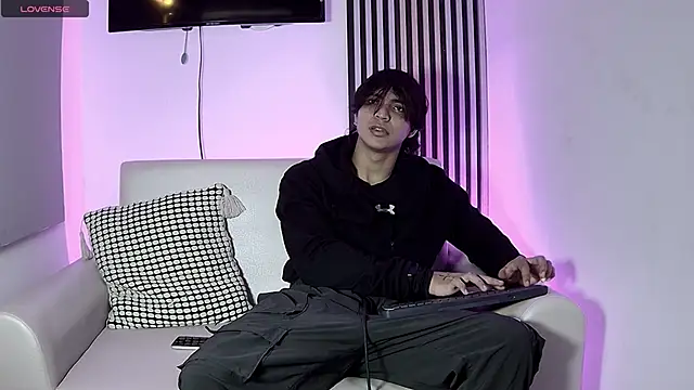 Snapshot of toji_luxxer chatting on November 6, 2025, 12:47 am toji luxxer online show from November 6, 2025, 12:47 am