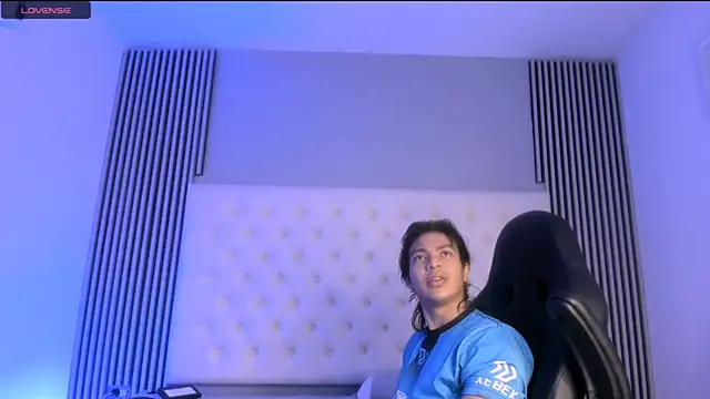 Snapshot of toji_luxxer chatting on November 26, 2025, 4:23 am toji luxxer online show from November 26, 2025, 4:23 am