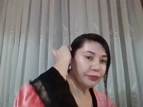 Snapshot of Lomivah chatting on December 4, 2025, 5:23 pm Lomivah online show from December 4, 2025, 5:23 pm
