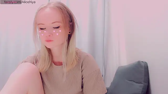 Snapshot of AliceNya_cute chatting on December 15, 2025, 4:29 am AliceNya cute online show from December 15, 2025, 4:29 am