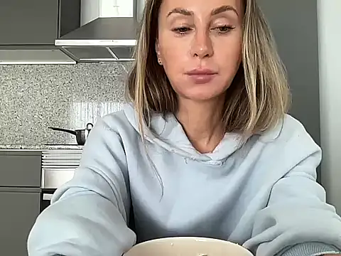 Snapshot of Virellla chatting on November 12, 2025, 12:09 pm Virellla online show from November 12, 2025, 12:09 pm