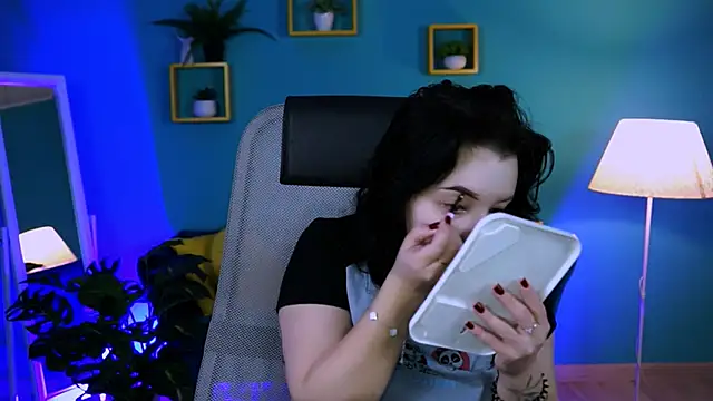 Snapshot of leslierowe_ chatting on November 4, 2025, 8:12 pm leslierowe online show from November 4, 2025, 8:12 pm