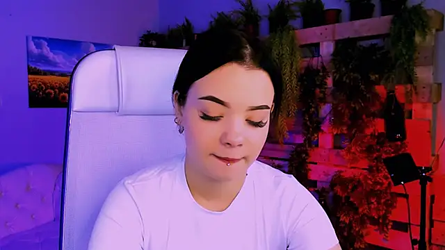 Snapshot of leslierowe_ chatting on October 20, 2025, 7:58 pm leslierowe online show from October 20, 2025, 7:58 pm