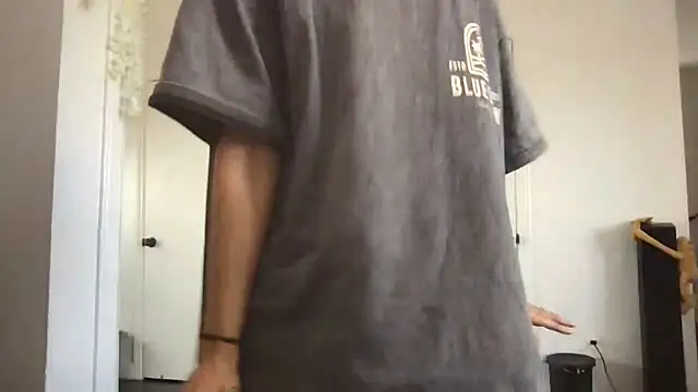 yoursweetestlilly online show from May 6, 2026, 5:06 pm