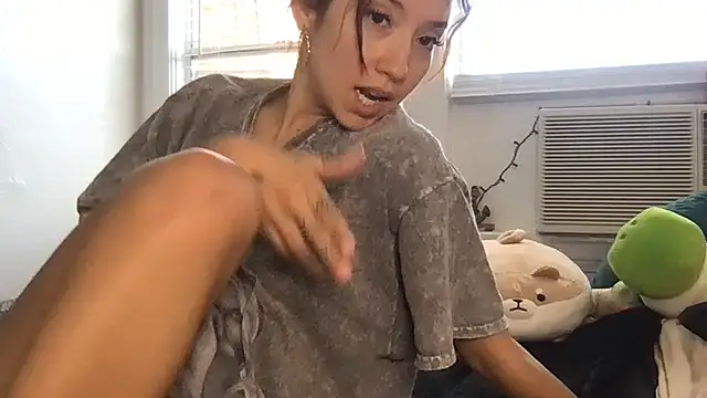 yoursweetestlilly online show from April 28, 2026, 4:22 pm