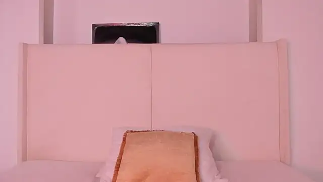 Sofi glow online show from April 16, 2026, 9:39 pm