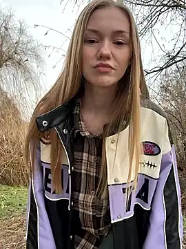 Snapshot of MilaMoone chatting on January 9, 2026, 10:22 am MilaMoone online show from January 9, 2026, 10:22 am