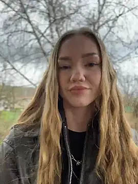 MilaMoone online show from April 3, 2026, 12:44 pm