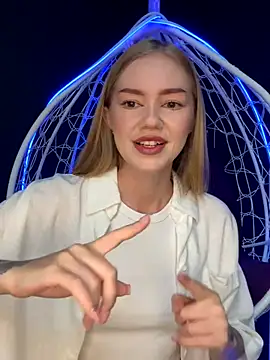 MilaMoone online show from October 5, 2025, 10:06 am