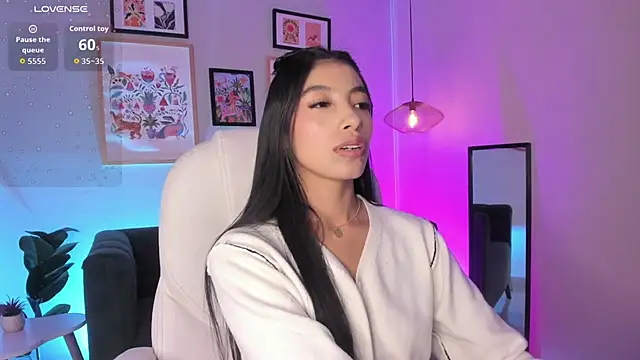 Snapshot of Tiffany_Low chatting on May 28, 2026, 4:35 pm Tiffany Low online show from May 28, 2026, 4:35 pm