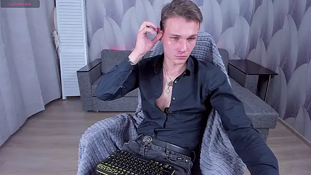 Snapshot of AdamGold01 chatting on October 4, 2025, 8:43 pm AdamGold01 online show from October 4, 2025, 8:43 pm