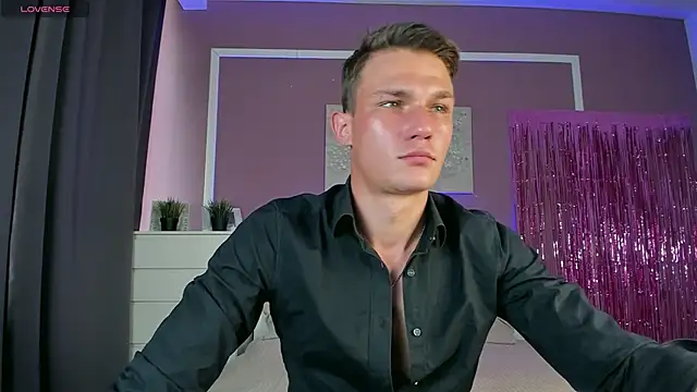 Snapshot of AdamGold01 chatting on September 18, 2025, 8:17 am AdamGold01 online show from September 18, 2025, 8:17 am