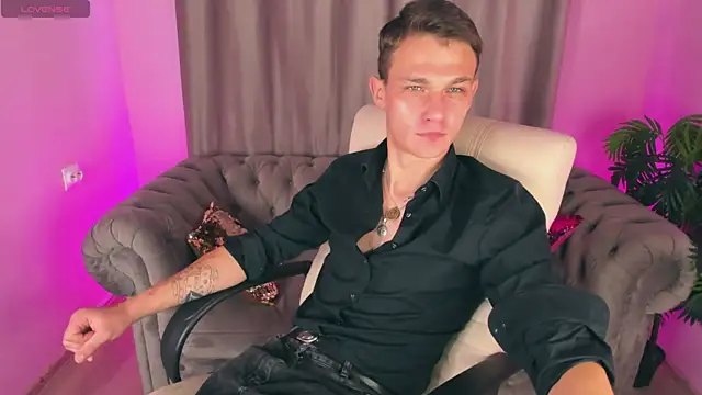 Snapshot of AdamGold01 chatting on October 7, 2025, 1:12 pm AdamGold01 online show from October 7, 2025, 1:12 pm