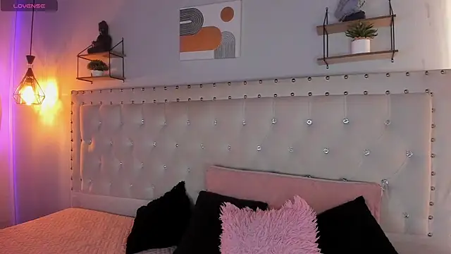 sophiee09  online show from April 17, 2026, 2:09 pm