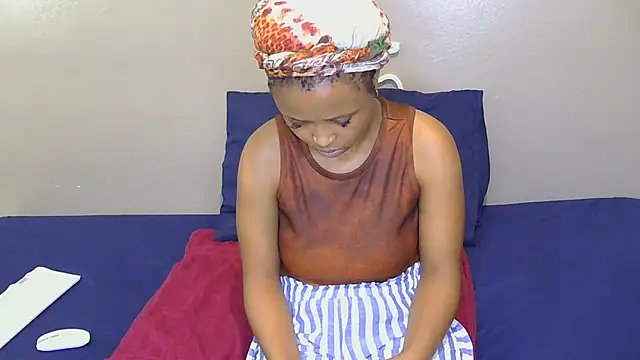 Snapshot of Serafynn chatting on November 27, 2025, 10:37 am Serafynn online show from November 27, 2025, 10:37 am