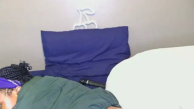 Snapshot of Serafynn chatting on December 1, 2025, 5:14 pm Serafynn online show from December 1, 2025, 5:14 pm