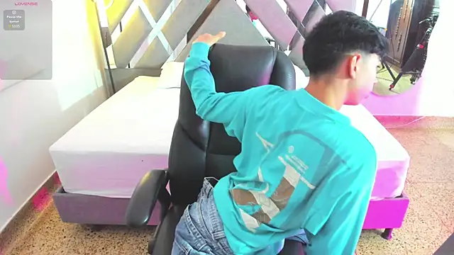 Snapshot of Peter_chase chatting on November 20, 2025, 6:19 pm Peter chase online show from November 20, 2025, 6:19 pm