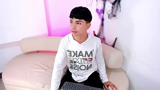 Snapshot of Peter_chase chatting on October 21, 2025, 7:13 pm Peter chase online show from October 21, 2025, 7:13 pm