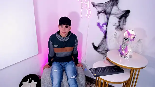 Snapshot of Peter_chase chatting on October 22, 2025, 7:46 pm Peter chase online show from October 22, 2025, 7:46 pm