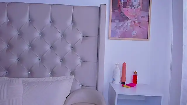 EmmaaHills online show from October 31, 2025, 5:31 pm